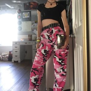 ZUMIEZ PINK CAMO CARGO PANTS ❤️